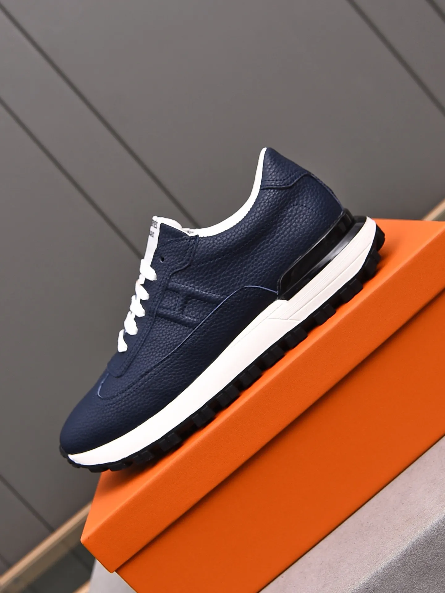 📛📛📛PPP440 (Hermes)🆕Men's color-blocked sneakers with textured calfskin details. Spliced ​​with original cowhide, this shoe draws inspiration from the equestrian world, integrating technical details and practical functions. Breathable sheep lining, original combination outsole, high-end quality, and every detail is perfectly combined! Size: 38-44 (45 can be customized)